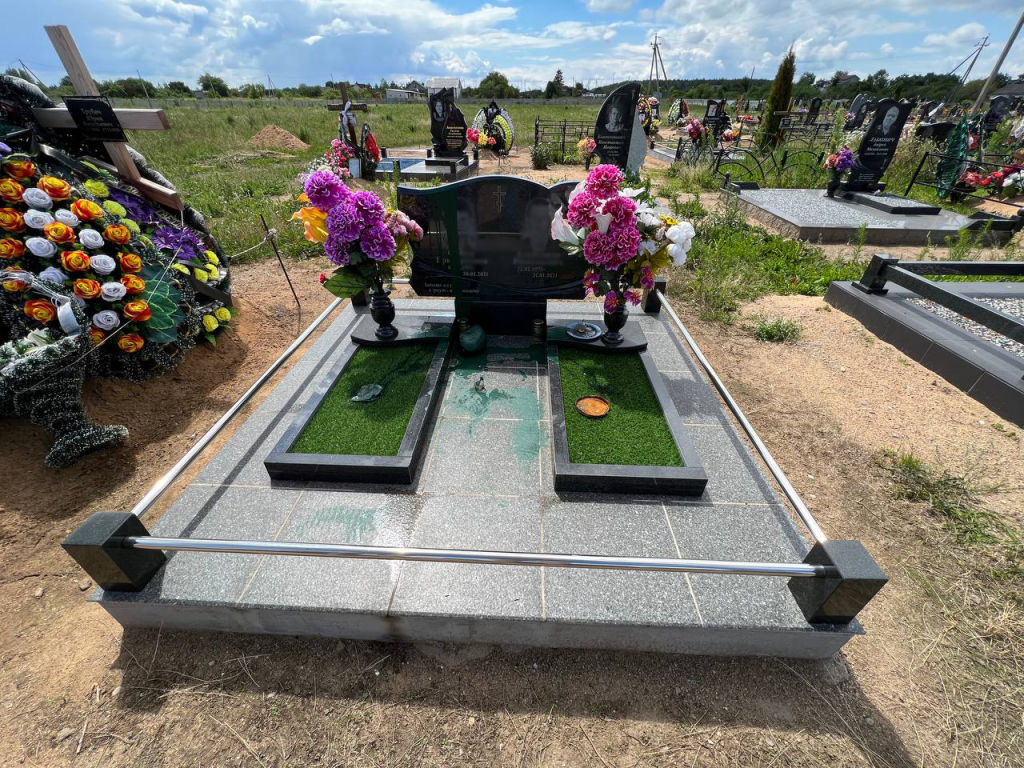 Женщина отомстила умершей свекрови, облив ее памятник зеленкой - Как ...